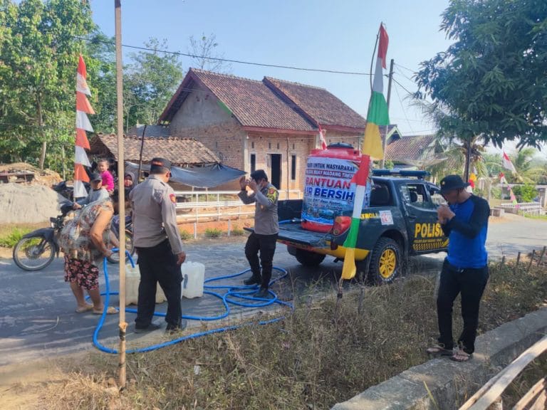Polsek BMT Salurkan 2.000 Liter Air Bersih untuk Warga Teko Rejo Terdampak Kekeringan