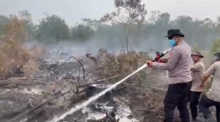 Kabag Ops Pimpin Langsung Pemadaman Karhutla di Gelumbang, Polres Muara Enim Gunakan Formula X-Fire 02 Slog Polri