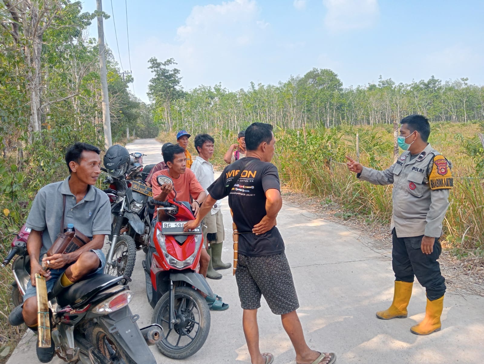 Jaga Kamtibmas, Bhabinkamtibmas Polsek RKT Sambangi Warga Desa Talang Batu
