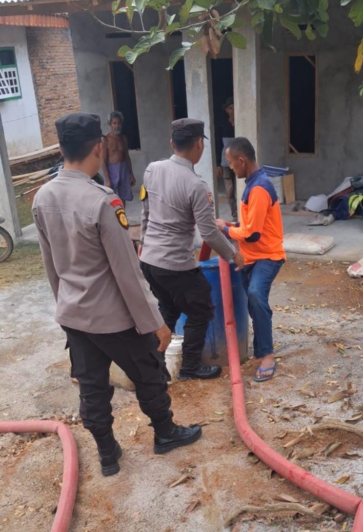 Polsek Lubuk Raja Polres Oku Bantu Penyaluran Air Bersih Bupati OKU Di Desa Batumarta II