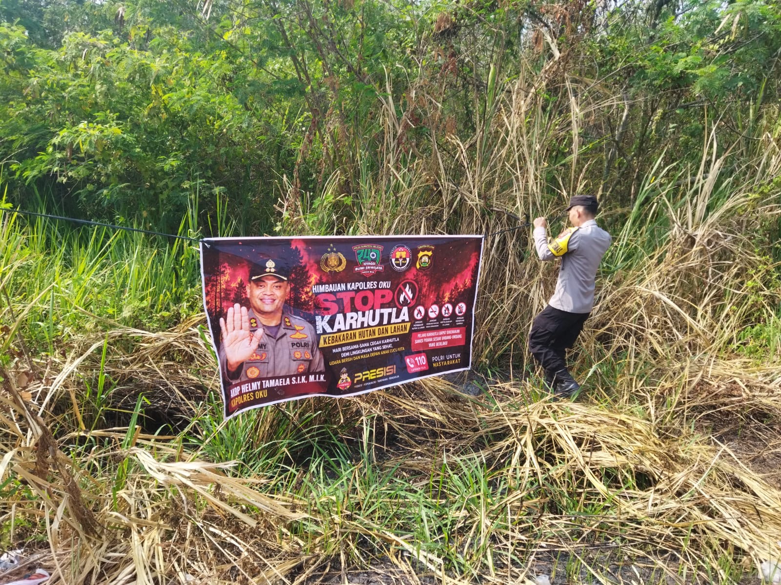 Cegah Kebakaran Lahan, Polsek Baturaja Timur Polres OKU Pasang Spanduk Larangan Karhutlah