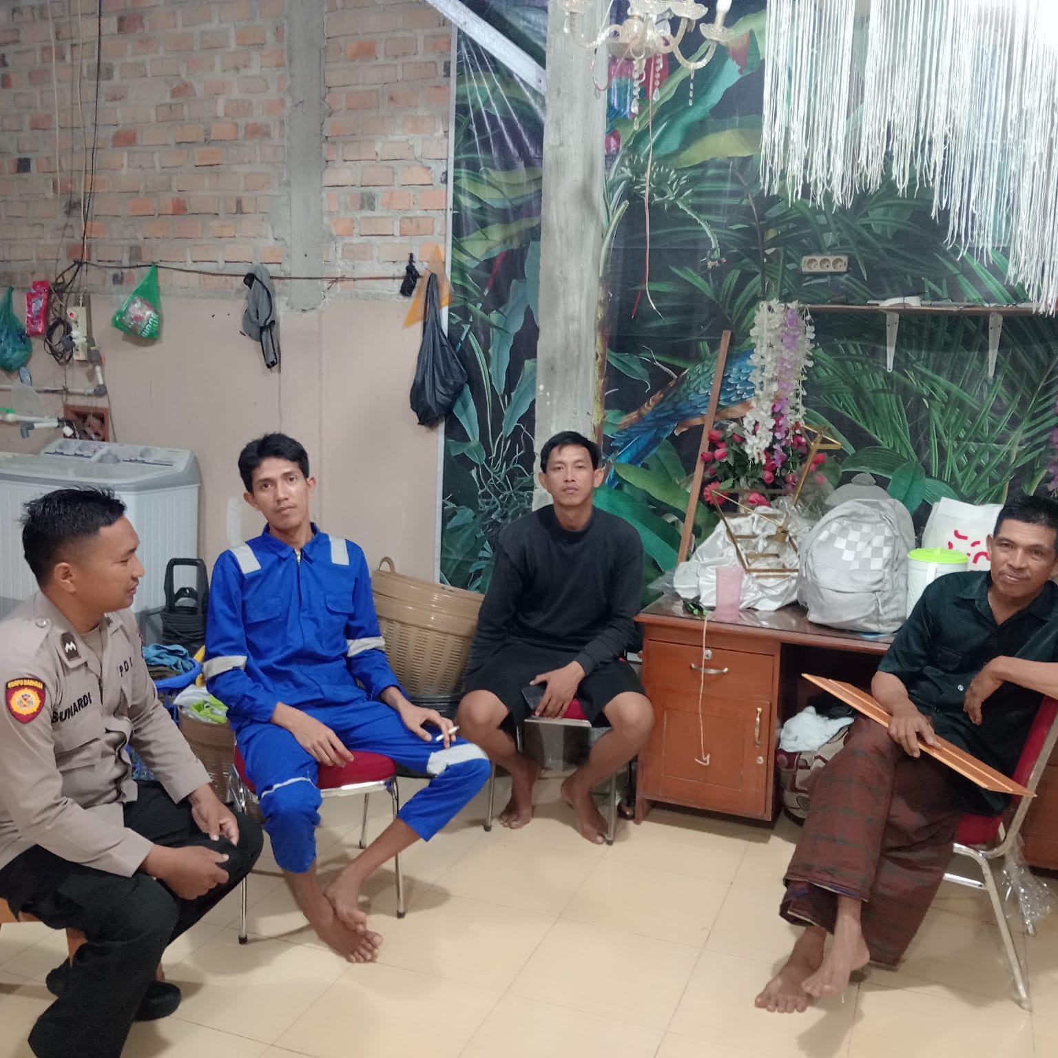 Personel Polsek Peninjauan Polres OKU Sambangi Warga, Ajak Bersama-sama Cegah Karhutlah