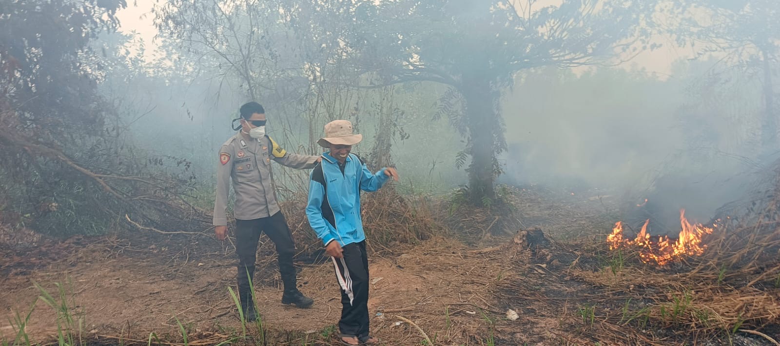 Personel Pos Pol Gasing Cek Titik Api Karhutla di Dusun 2 Desa Gasing Humas Polres Banyuasin Polda Sumsel