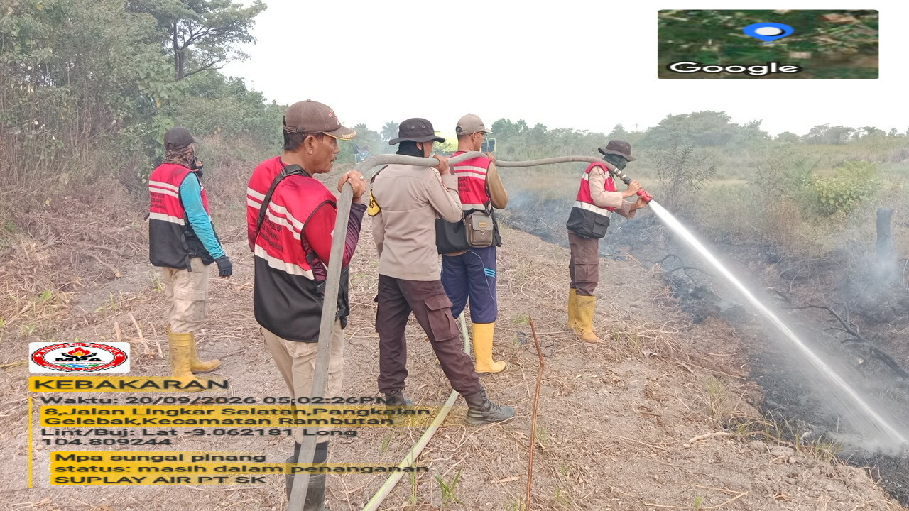 Tim Gabungan Padamkan Karhutla di Sungai Pinang, Api Masih Sisakan Asap  _*Humas Polres Banyuasin Polda Sumsel*_