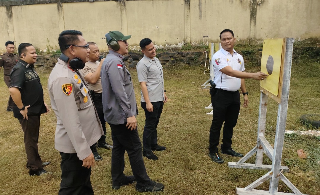 Kapolres dan Kajari Muba Latihan Menembak Bersama, Perkuat Sinergitas dan Komunikasi Antarinstansi