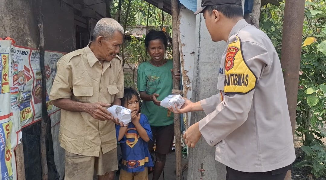 Peduli Warga, Personel Polsek Martapura Polres OKU Timur Rutin Berbagi dan Bersedekah