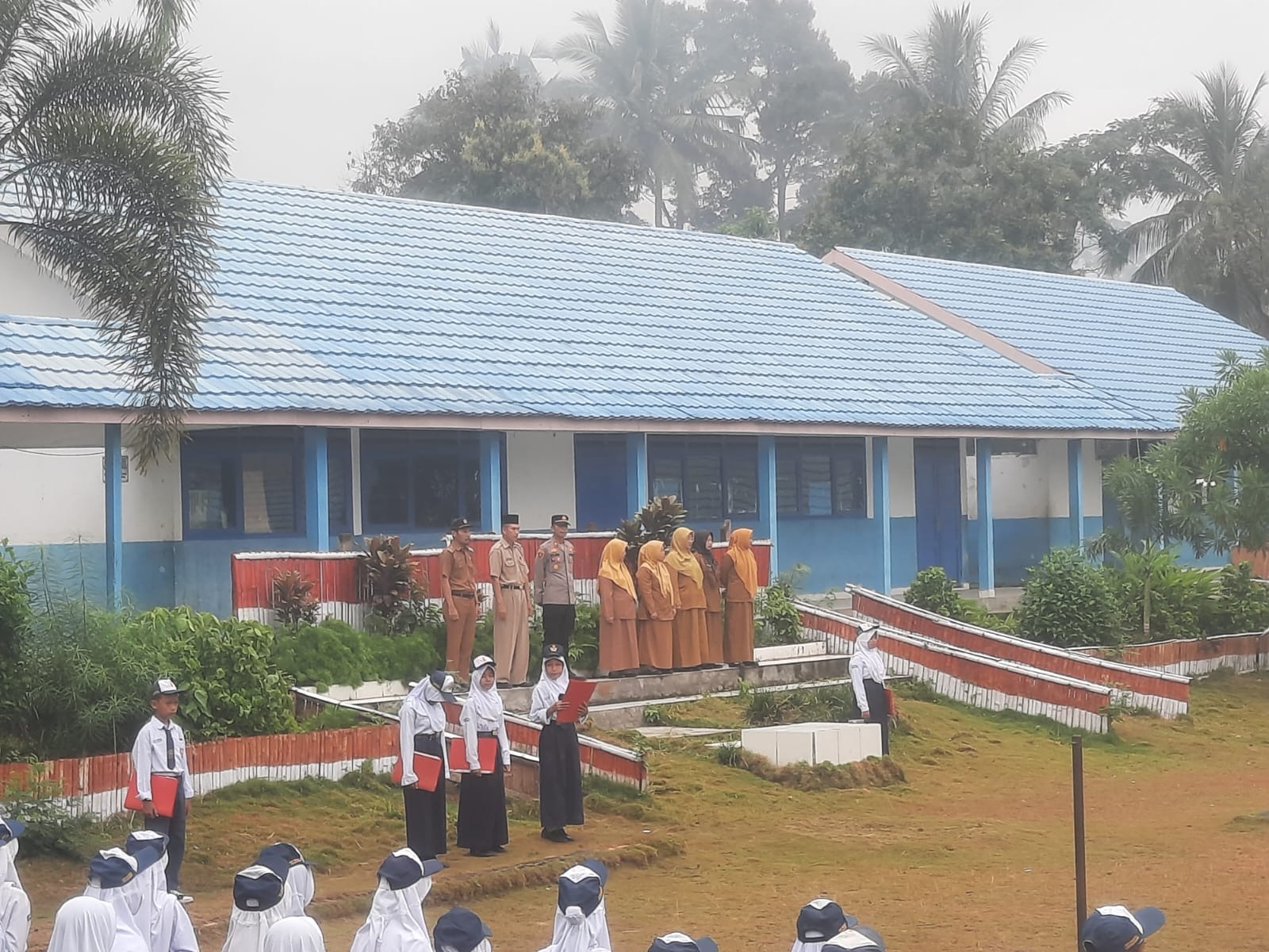 Jadi Pembina Upacara di SMPN 01 Lintang Kanan, Kapolsek Imbau Siswa Jauhi Narkoba dan Utamakan Adab