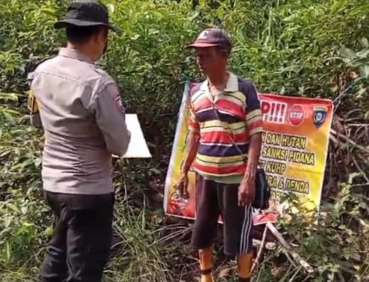 Bhabinkamtibmas Polsek Sosoh Buay Rayap Turun Langsung Imbau Warga Terkait Larangan Karhutla