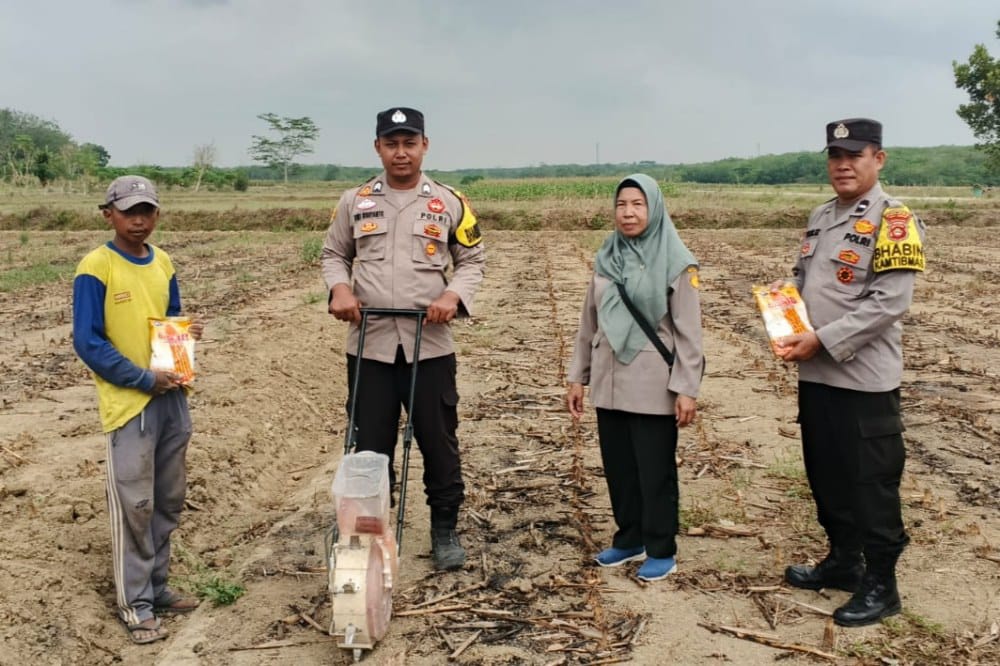 Polsek Madang Suku I Dampingi Penanaman Jagung 1 Hektare di Desa Bangsa Negara