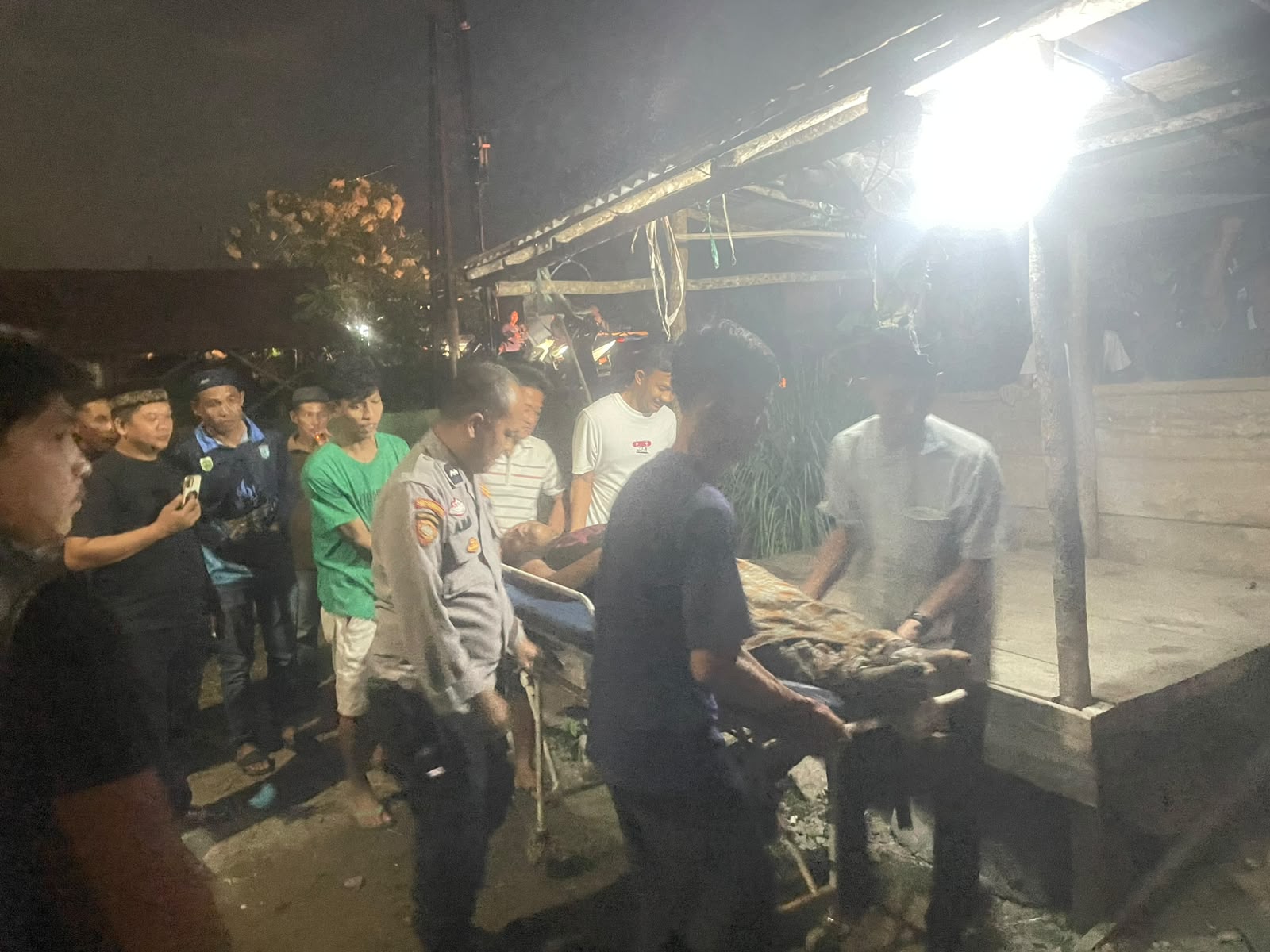 Polsek Tanjung Raja Ogan Ilir Evakuasi Pria Diduga ODGJ Tanpa Identitas ke RSUD Ogan Ilir