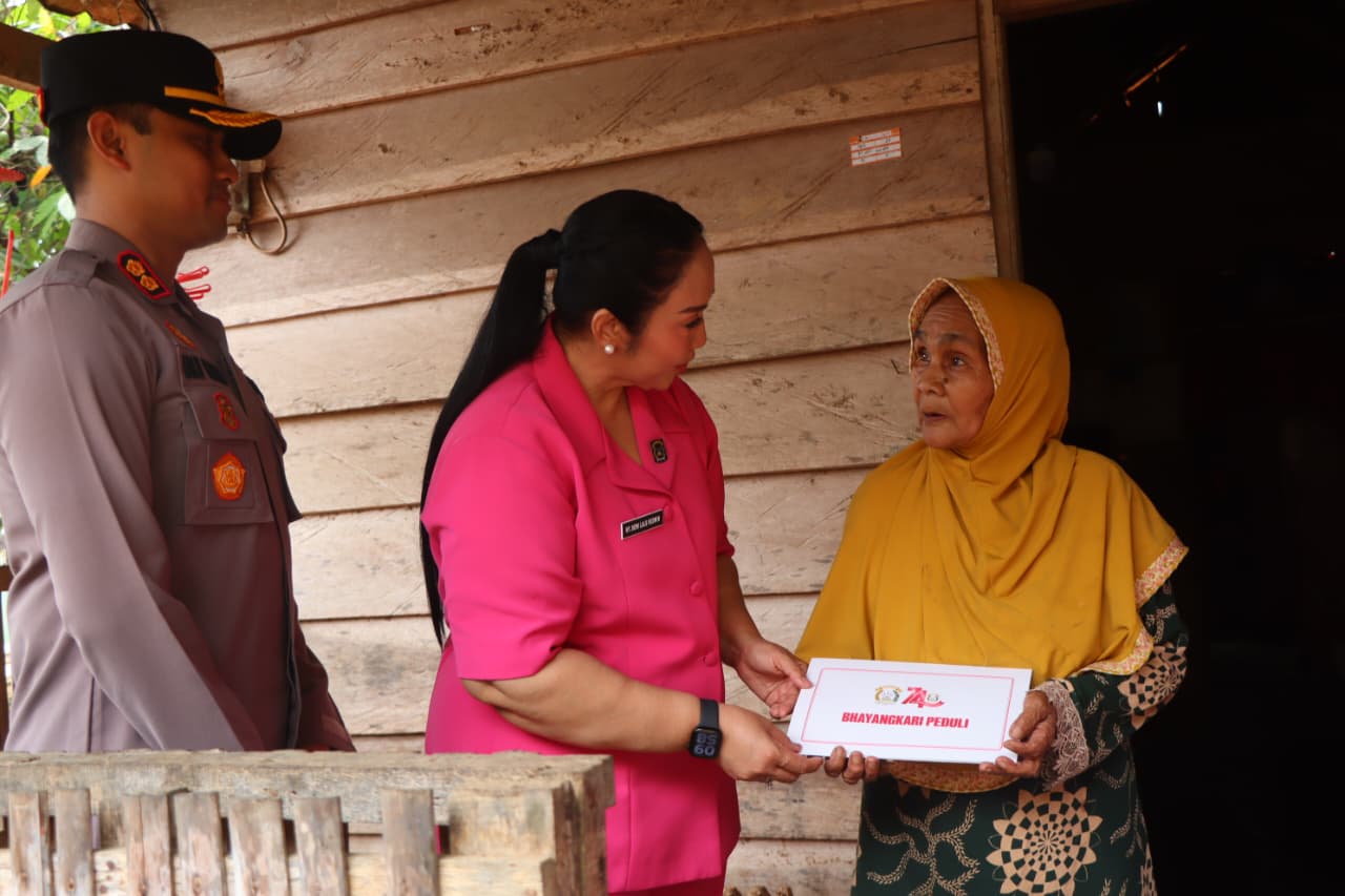Bhayangkari Peduli, Ny. Dewi Lalu Hedwin Salurkan Sembako untuk Warga OKU Timur