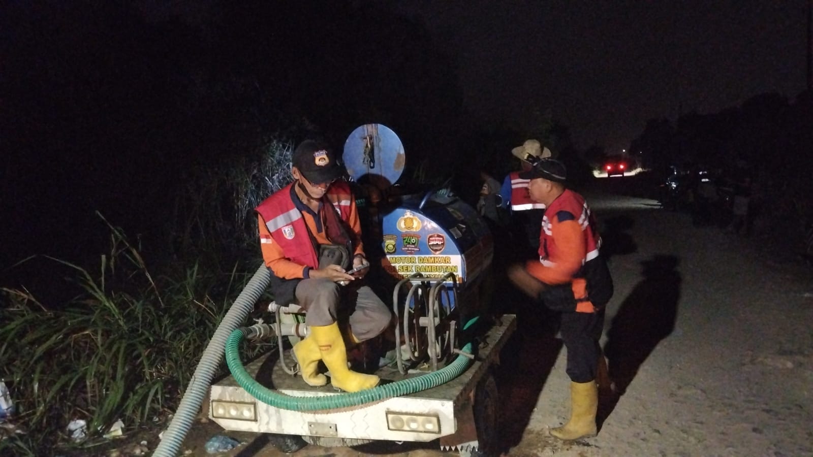 Polsek Rambutan Bersama MPA dan PT SK Padamkan Karhutla di Sungai Pinang