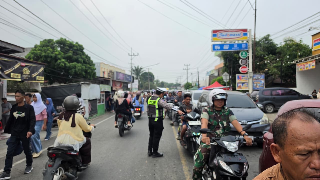 Satlantas Polres Lahat Atur Lalu Lintas dalam Rangka Pengumuman Calon Tamtama di Jalan Ahmad Yani