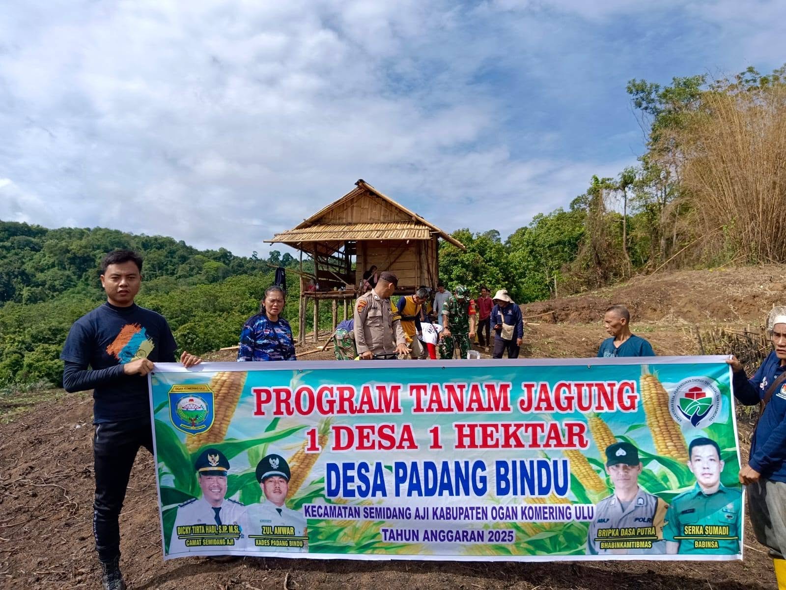 Dukung Program Tanam Jagung 1 Desa 1 Hektare, Bhabinkamtibmas Bersama Babinsa dan Kelompok Tani Tanam Bibit Jagung