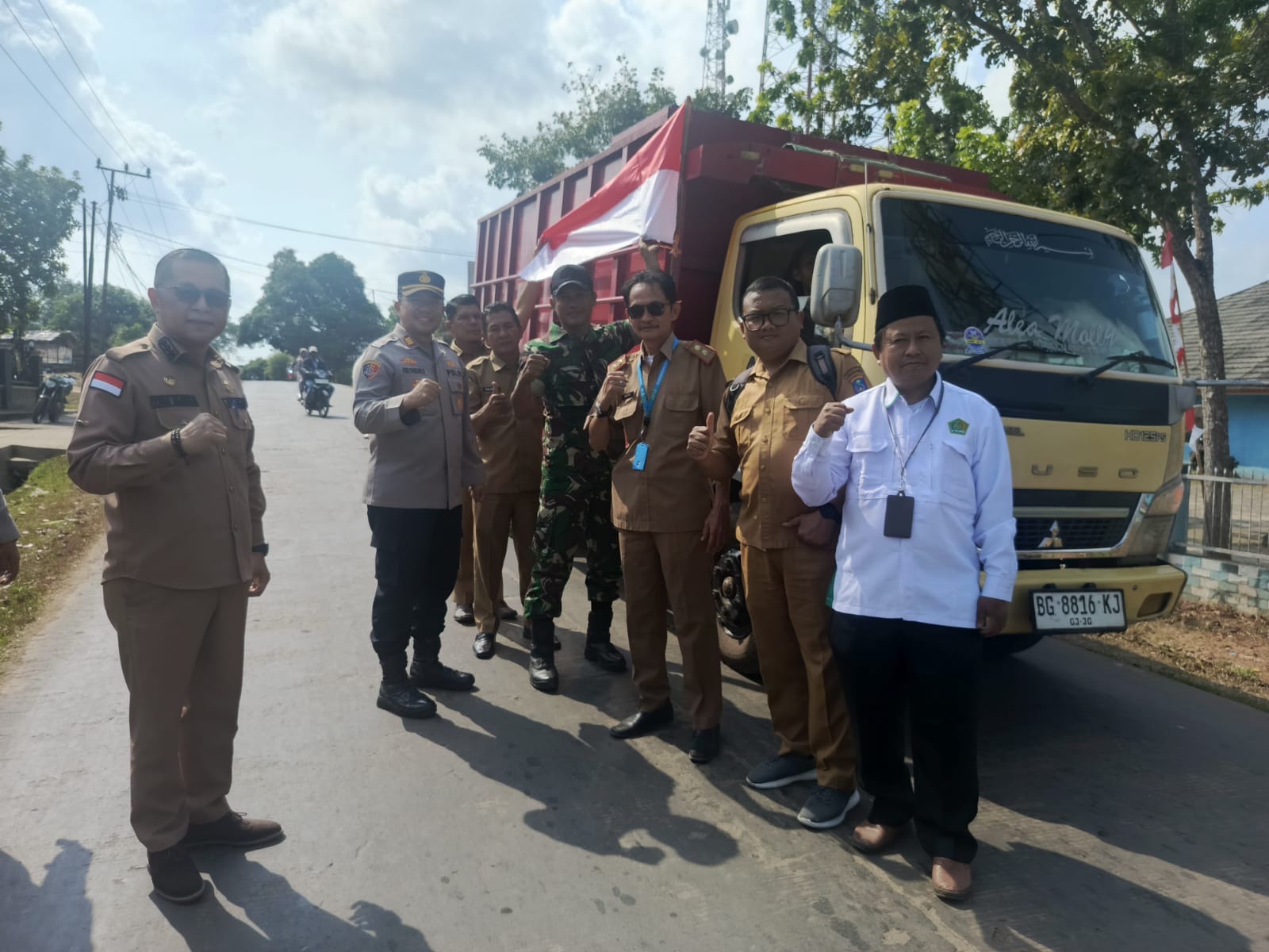 Kapolsek Pampangan Bersama Forkopimcam Bagikan Bendera Merah Putih Sambut HUT ke-81 Kemerdekaan RI