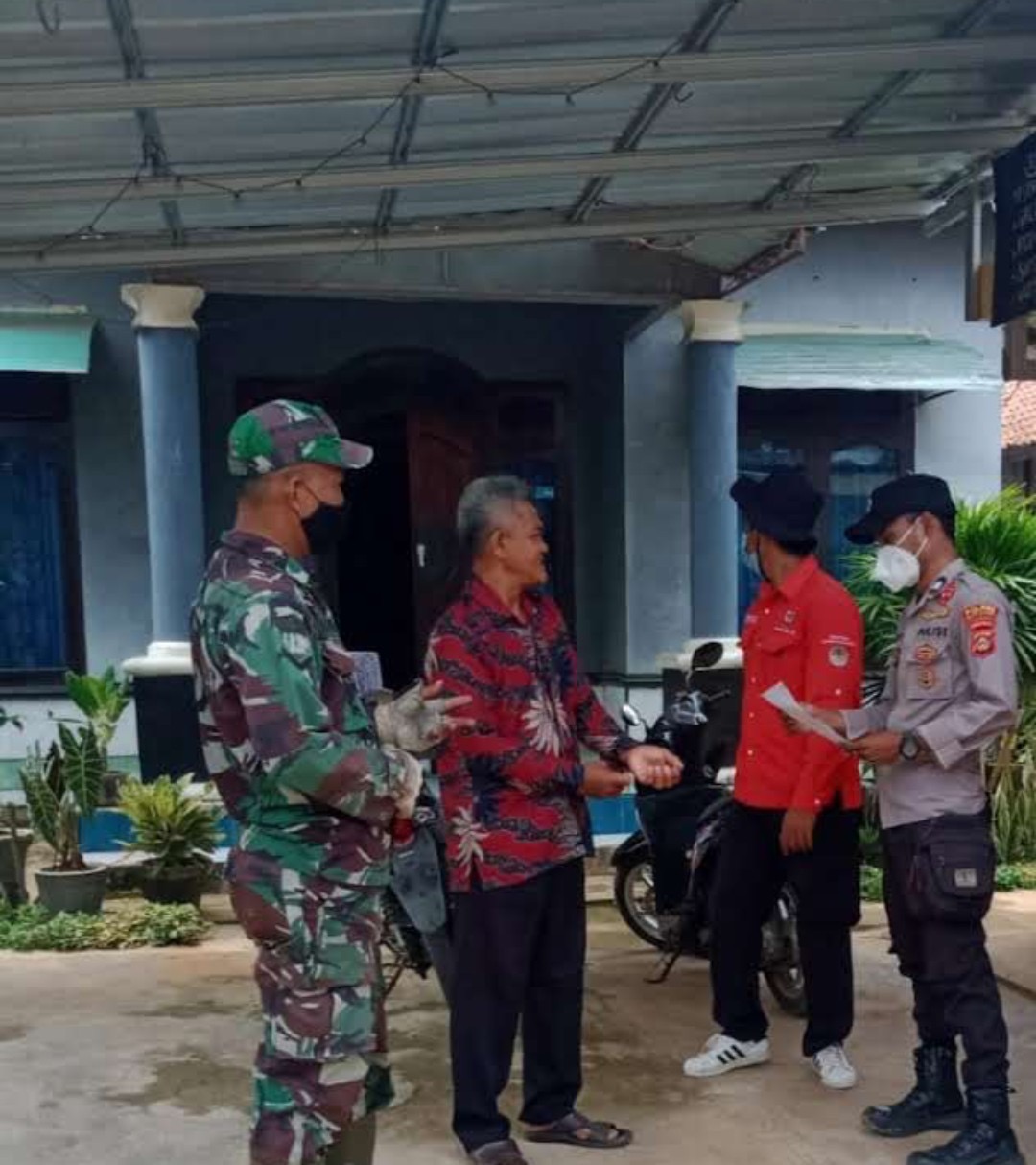 Cegah Karhutla di Musim Kemarau, Bhabinkamtibmas Polsek Betung Sebar Maklumat dan Pasang Stiker Imbauan