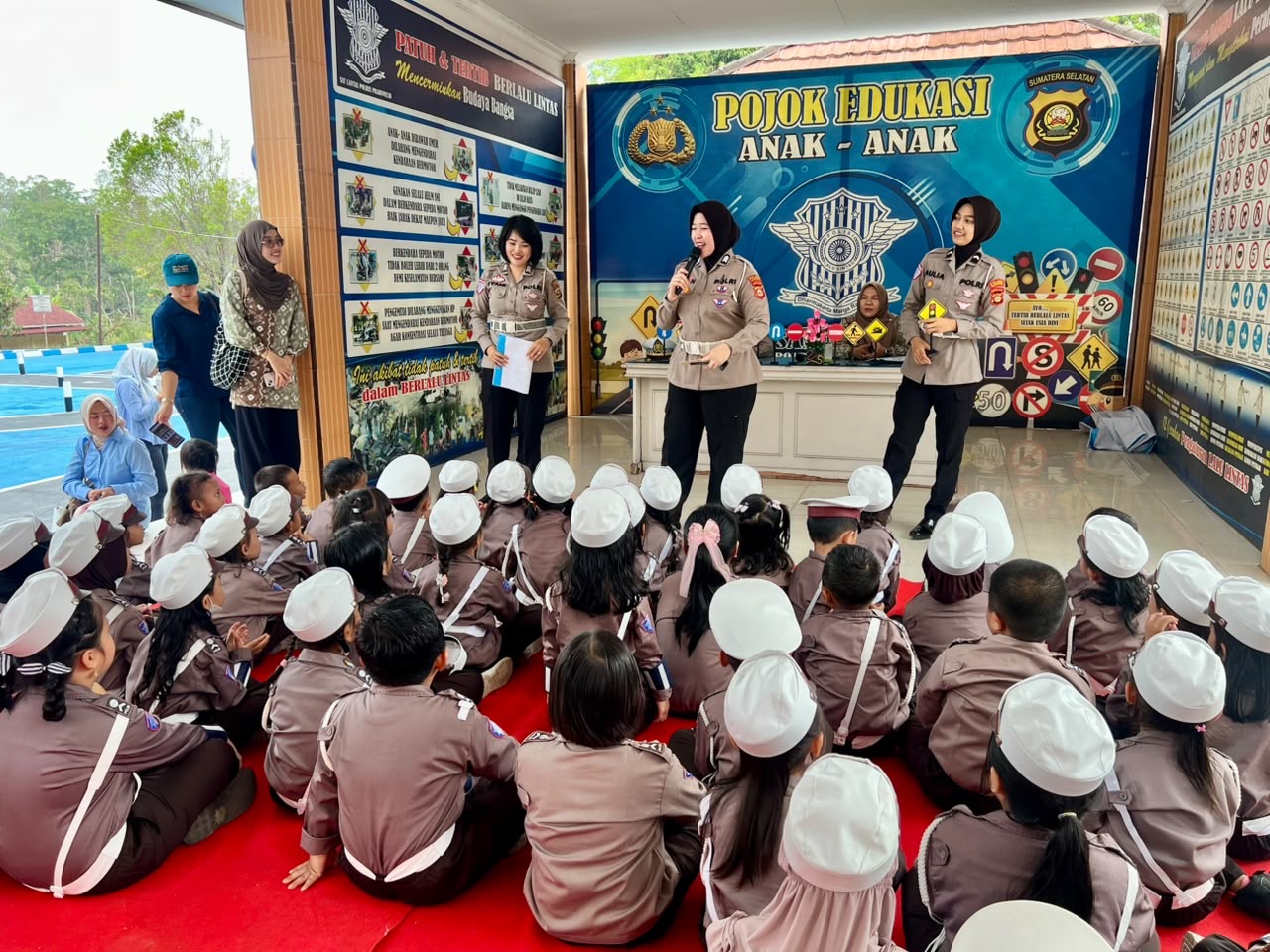 POLISI SAHABAT ANAK, SATLANTAS POLRES PRABUMULIH SAMBUT KUNJUNGAN CERIA TK PELITA INSANI KOTA PRABUMULIH