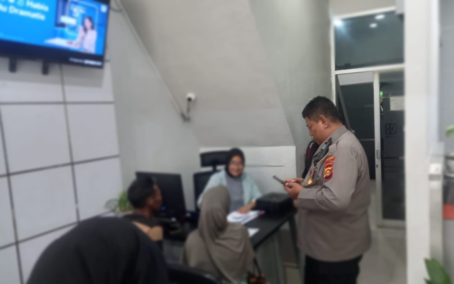 Polsek Sosoh Buay Rayap Dampingi Petani Jagung Rantau Kumpai dalam Pencairan KUR