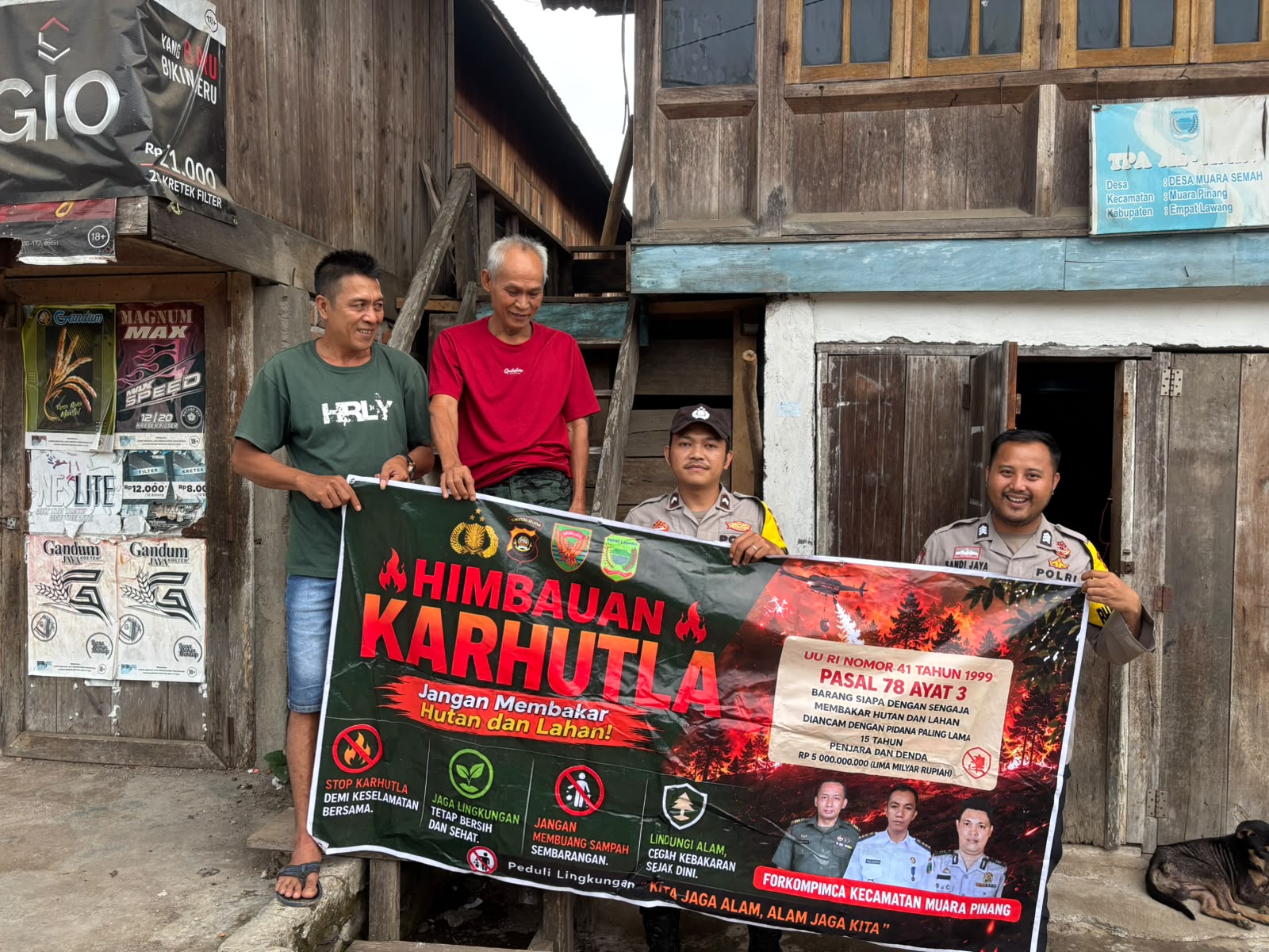 Program “Makmano Karhutlah”, Polsek Muara Pinang Door to Door Sambangi Warga dan Sebar Pamflet Cegah Karhutla