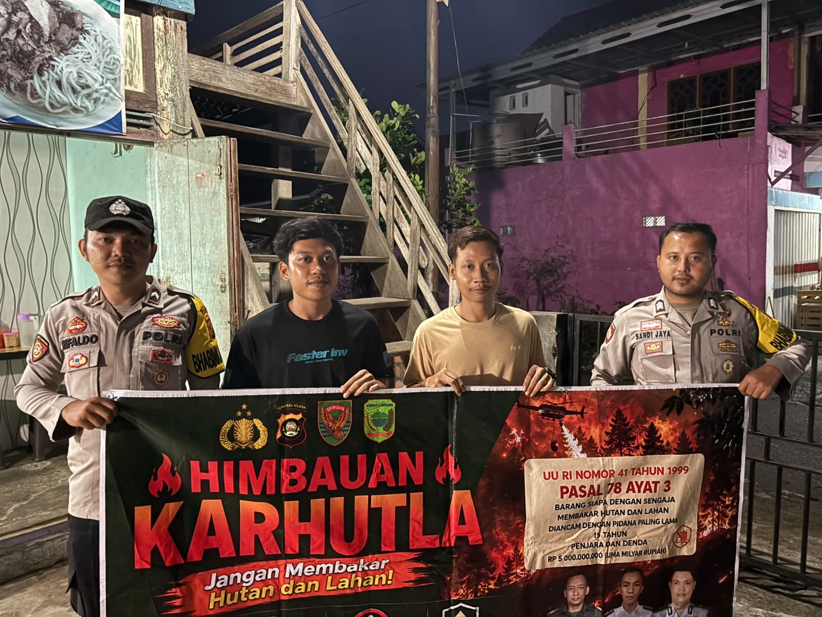 Malam Hari, Polsek Muara Pinang Gencarkan “Makmano Karhutlah” Door to Door Sambangi Warga Desa Suka Dana