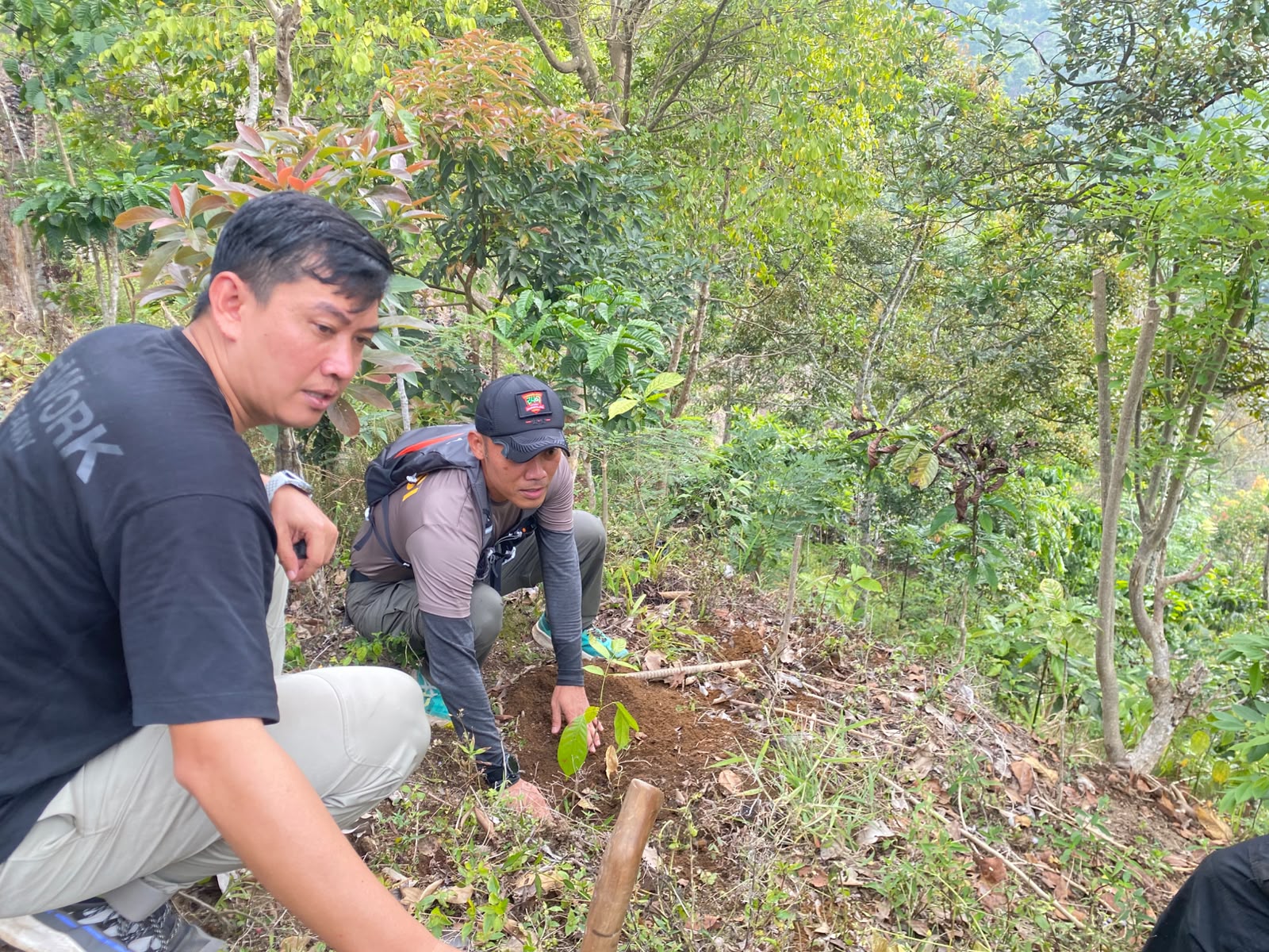 Aksi Seminung Lestari 2026, Polres OKU Selatan Bersama DLH dan Atlas Indonesia Tanam Pohon di Lereng Gunung Seminung