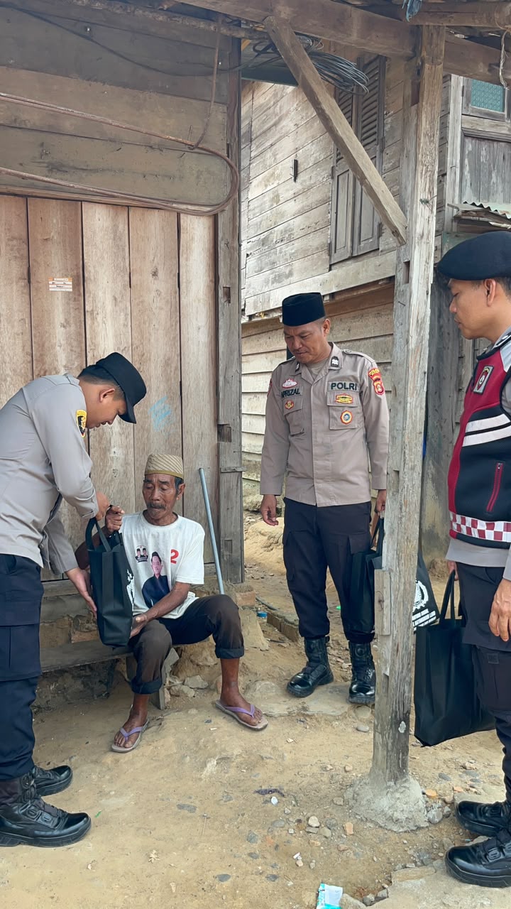 Jumat Berkah, Polsek Batanghari Leko Salurkan 10 Paket Sembako untuk Warga Kurang Mampu di Talang Leban