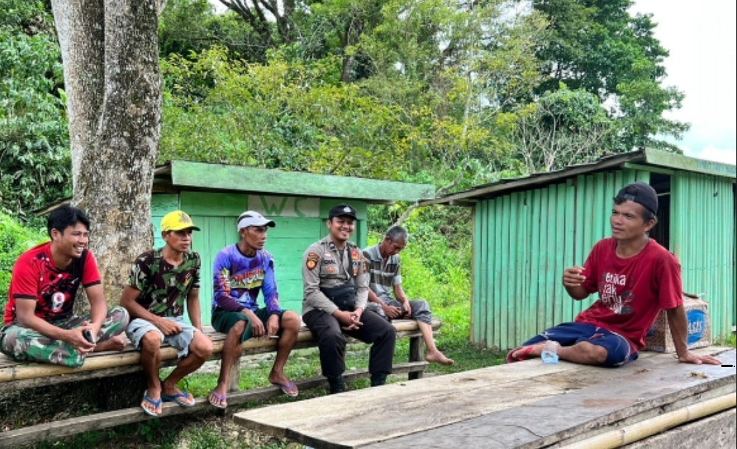 Bhabinkamtibmas Polsek Ulu Ogan Polres OKU Sambangi Warga, Sampaikan Imbauan Cegah Karhutlah