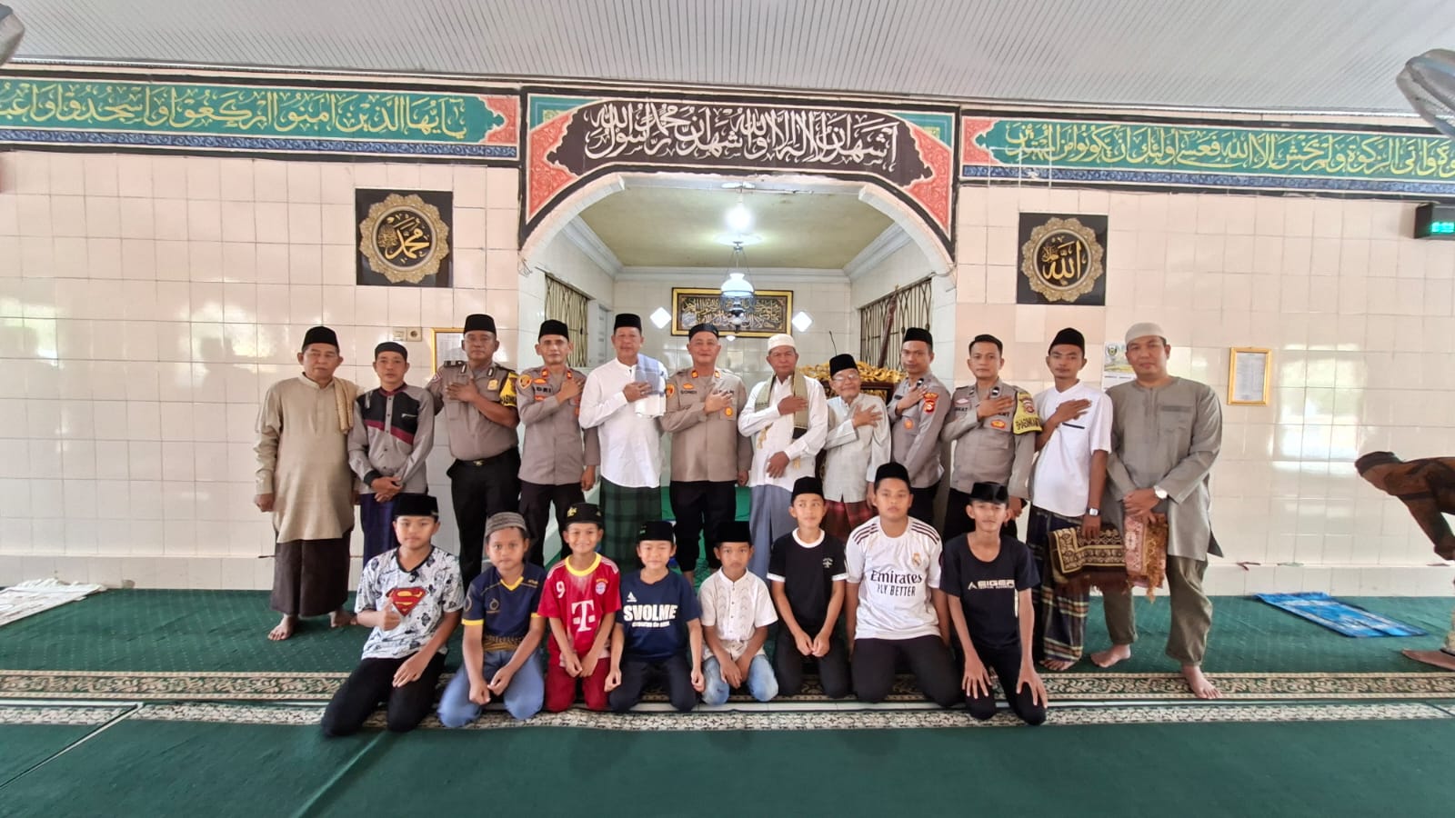 Dekatkan Diri dengan Masyarakat, Polsek Tanjung Raja Gelar Kegiatan 'Jumat Religi' di Desa Kerinjing