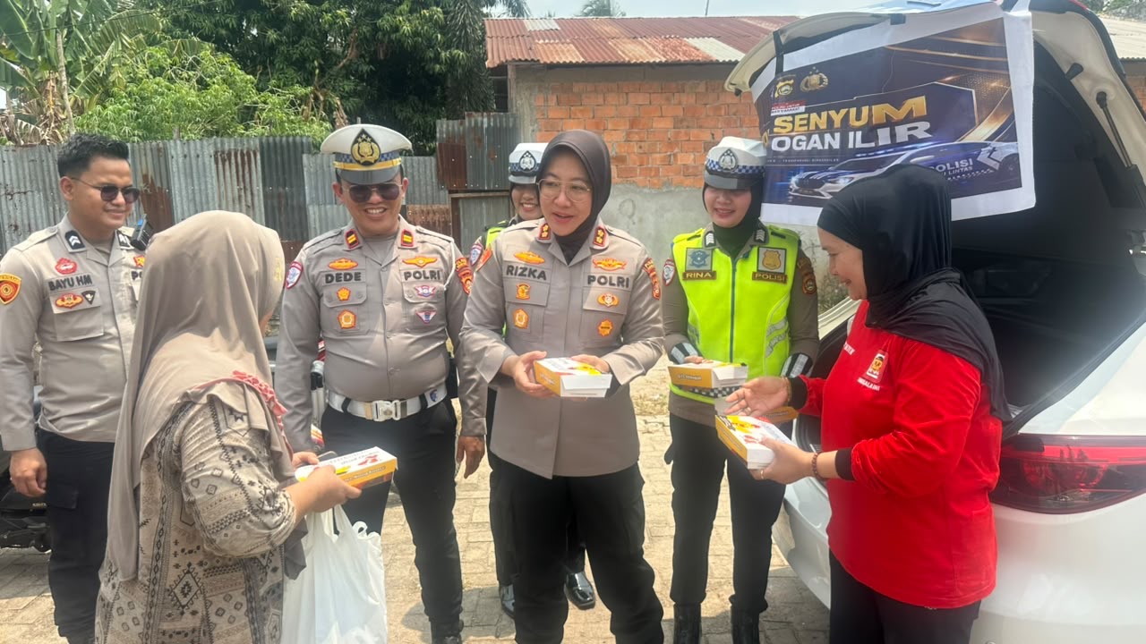 Dekatkan Diri ke Masyarakat, Polres Ogan Ilir Tebar Kebaikan Lewat Inovasi 'Mobil Senyum'