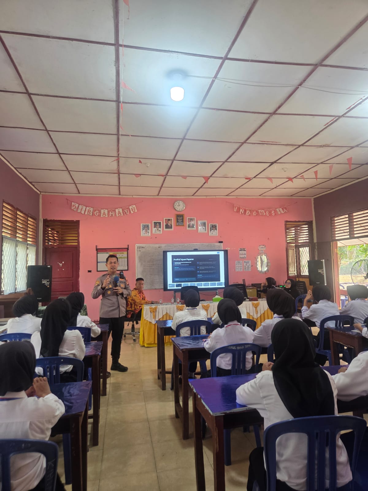 Kapolsek Muara Kuang Berikan Pembekalan Kepemimpinan dan Kedisiplinan kepada Siswa SMA N 1 Muara Kuang