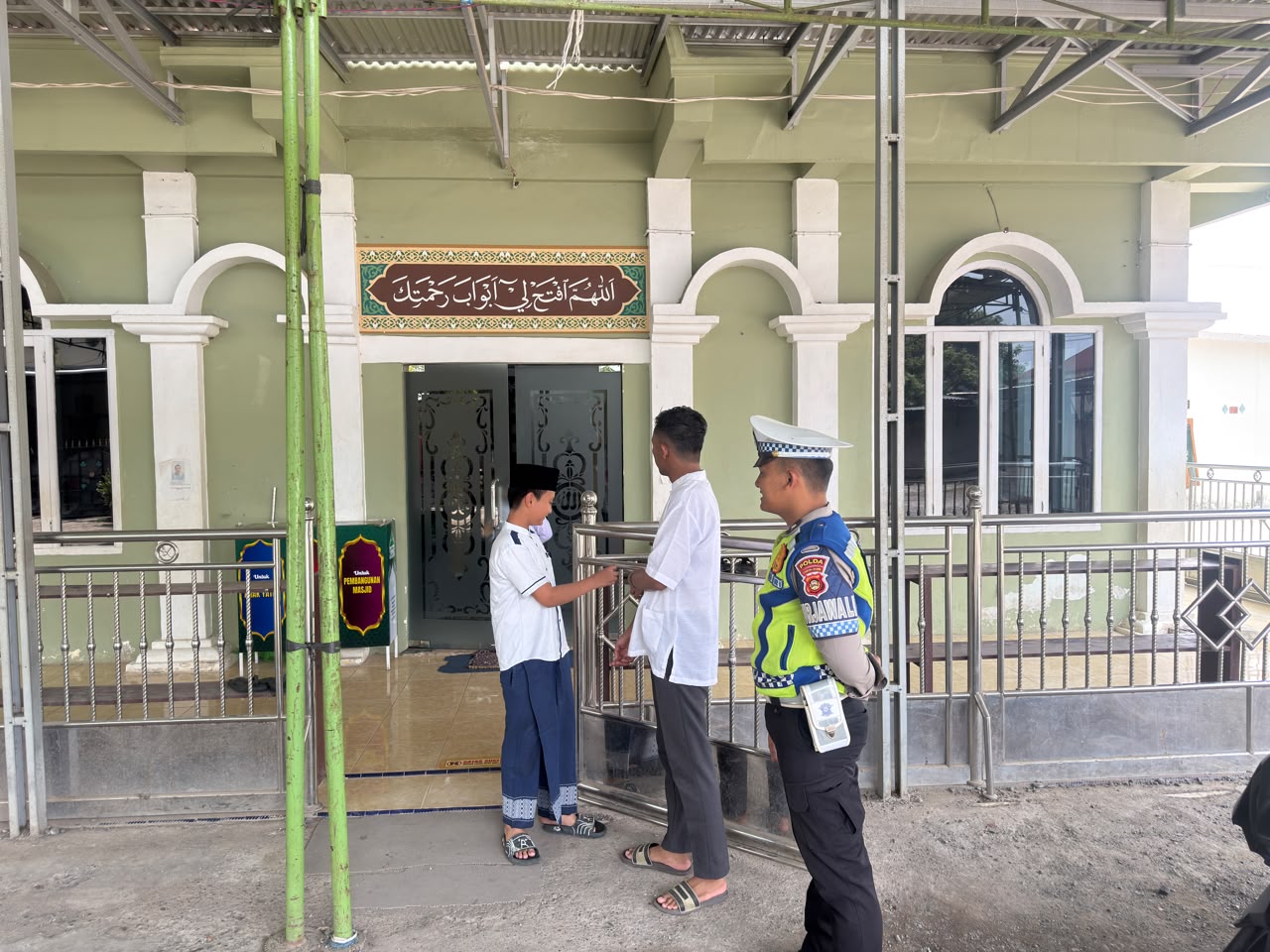 Giat PASTI Satlantas Polres Empat Lawang, Polisi Amankan Sholat Jumat dan Atur Lalu Lintas di Masjid Al Muhajirin