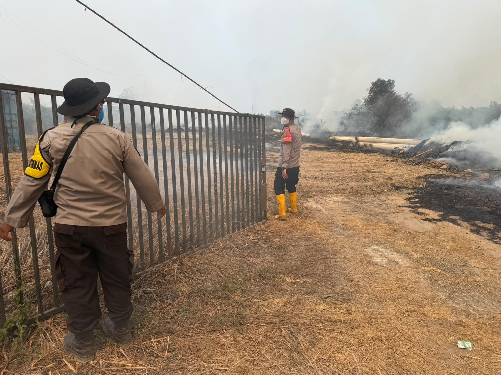 Respons Laporan 110, Polisi Bersama TNI dan BNPB Tangani Kebakaran Lahan di Gasing