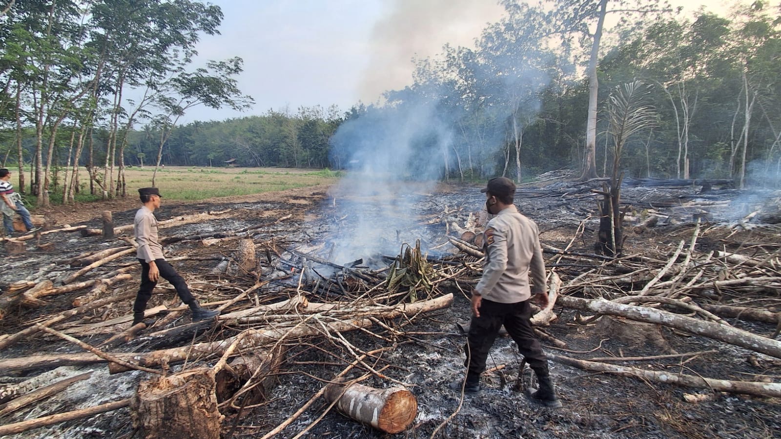 Polsek Lubuk Raja Cek Titik Hotspot Karhutbunlah di Batumarta I, Api Berhasil Dipadamkan