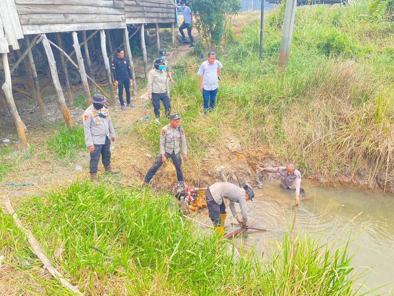 Kapolres Ogan Ilir Turun Langsung Pantau Pemadaman Karhutla di Muara Baru