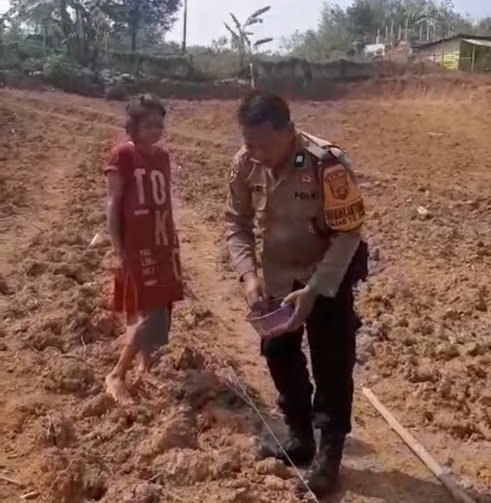 Polsek Lawang Kidul Perkuat Ketahanan Pangan, Tanam Jagung Bersama Kelompok Tirta Tani Sukses