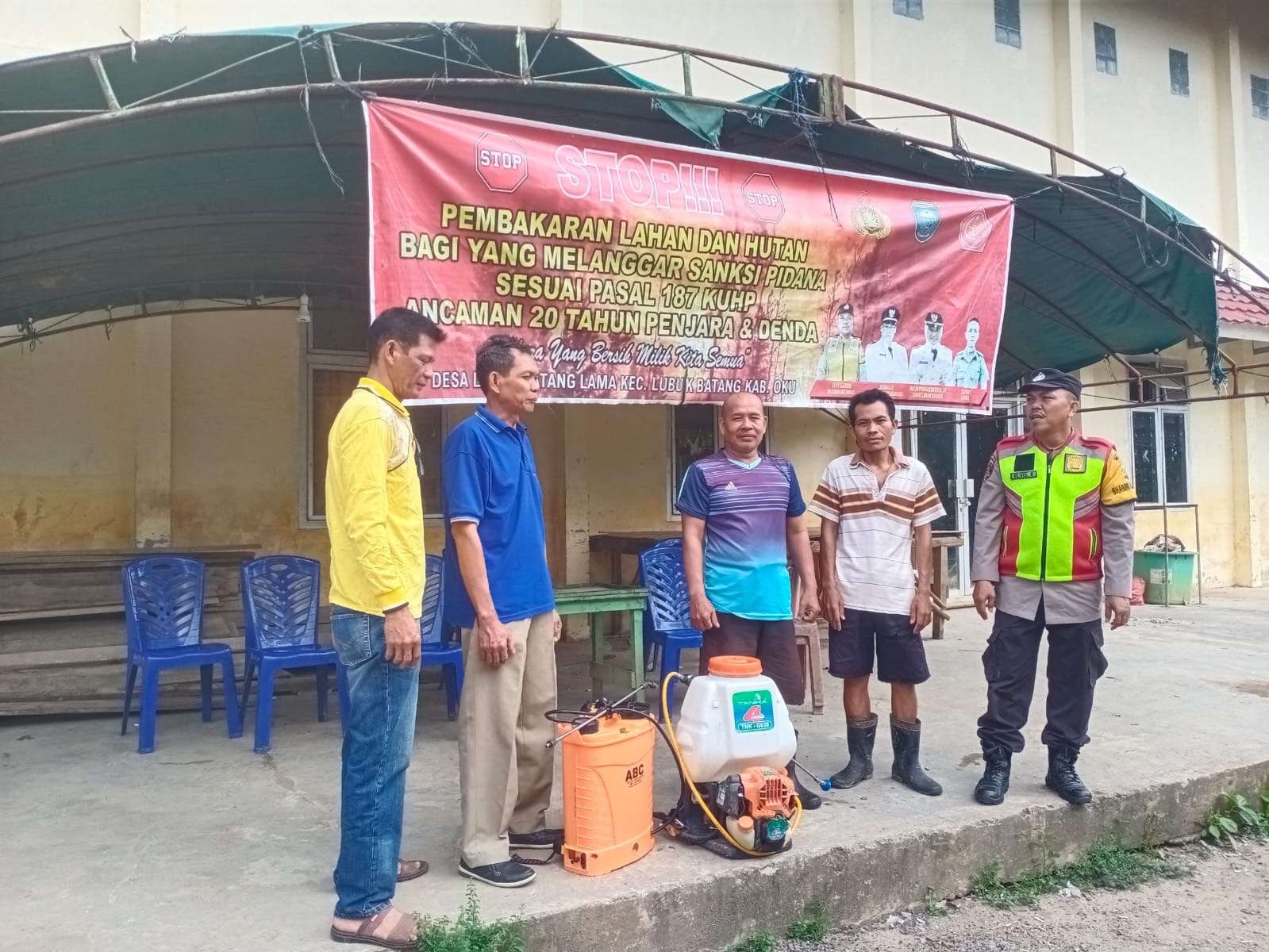 Bhabinkamtibmas Polsek Lubuk Batang Bersama Tim Karhutla Cek Perlengkapan Pemadam