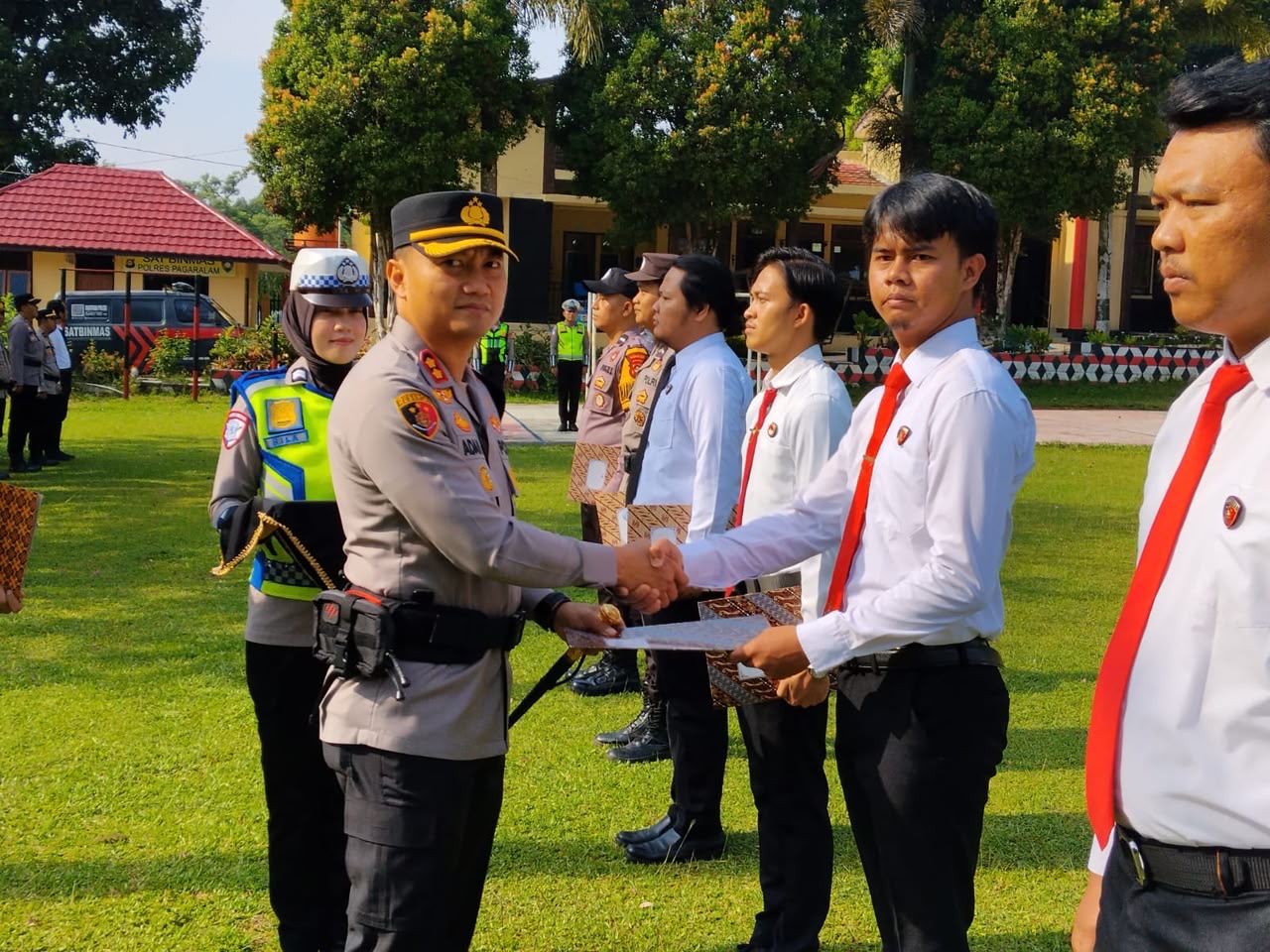Kapolres Pagar Alam Berikan Piagam Penghargaan kepada Personel Berprestasi Terhadap Pelaksanaan Tugas Kepolisian