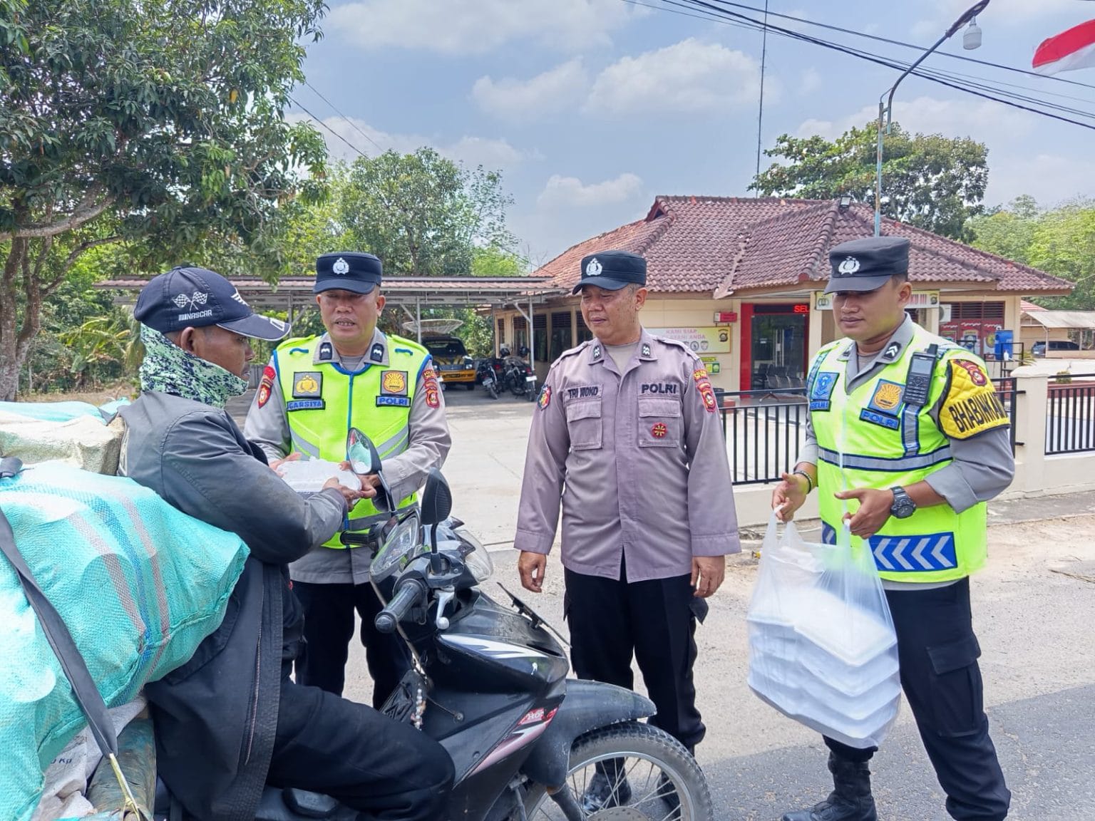 Polsek Semendawai Suku III Berbagi kepada Warga Cahya Negeri, Wujud Kepedulian Sosial Polisi