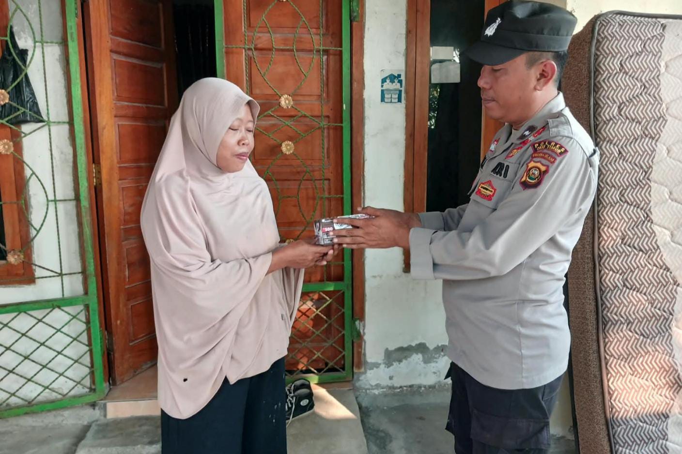 Polsek BP Peliung Bagikan Enam Paket Makanan kepada Warga Desa Banumas