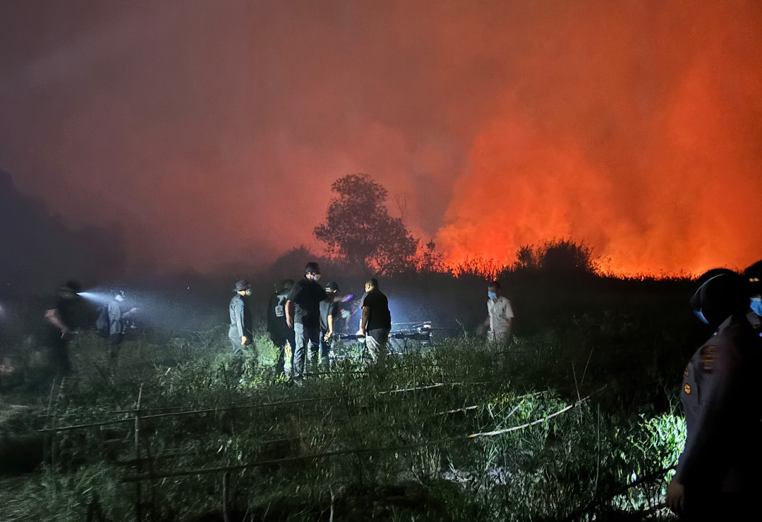 Inovasi Udara Slog Polri: Drone Raksasa dan Cairan X-Fire Gempur Karhutla Pemulutan yang Sulit Dijangkau