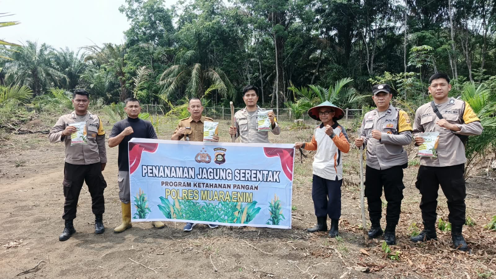 Polsek Rambang Niru Tanam Jagung di Muara Niru, Dukung Program Ketahanan Pangan