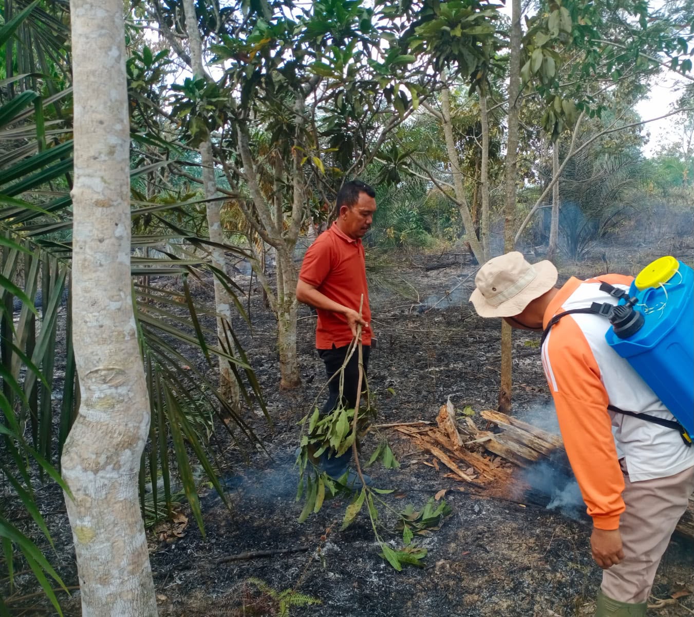 Polsek Lubuk Batang Bersama Warga Gotong Royong Padamkan Api di Salah Satu Lahan