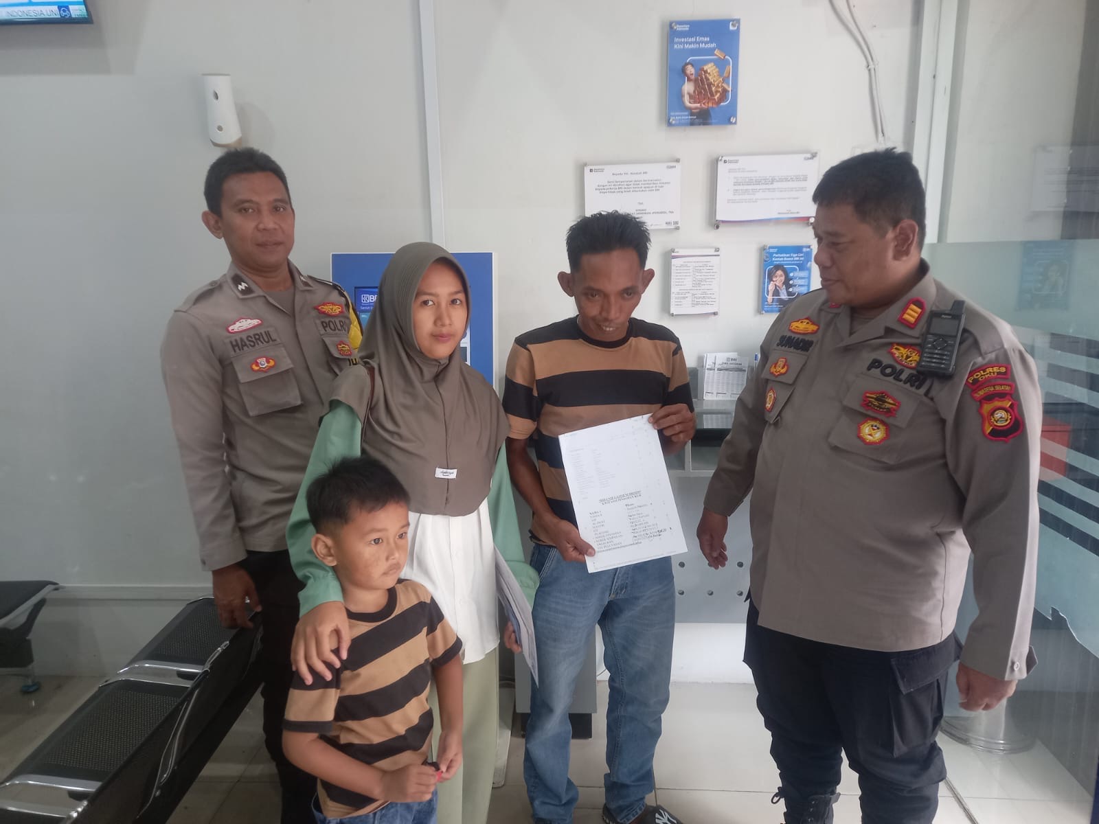 Polsek Sosoh Buay Rayap Dampingi Petani Jagung Cairkan KUR di BRI Gatot Subroto