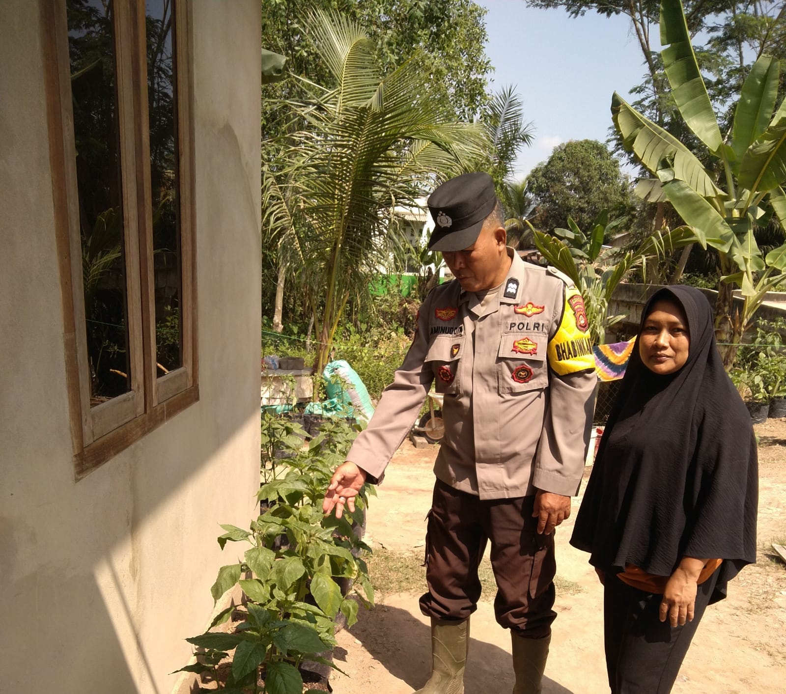 Sambangi Warga Upang Ceria, Bhabinkamtibmas Muara Telang Sampaikan Pesan Kamtibmas dan Ketahanan Pangan