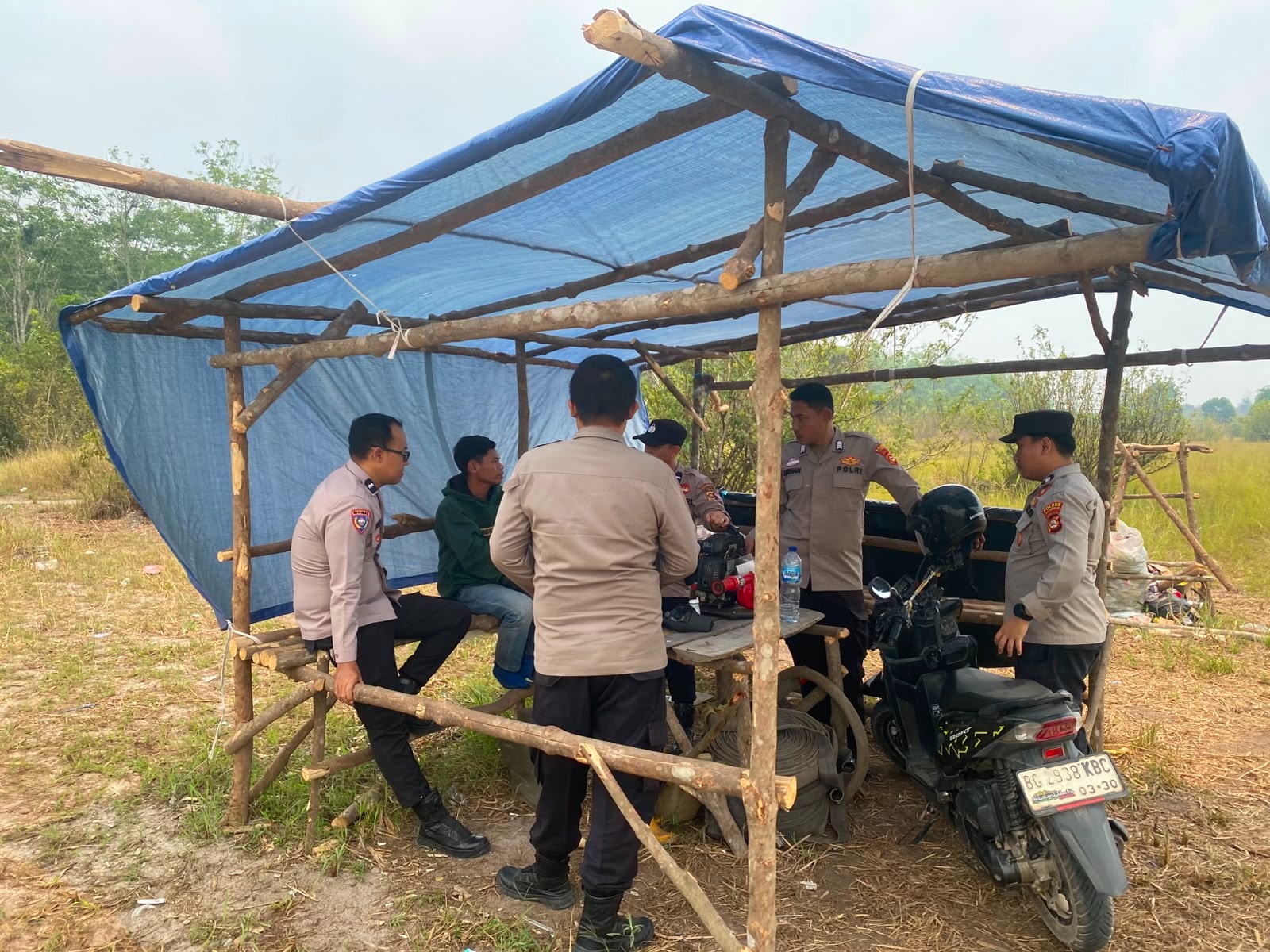 Sambangi Penjaga Pos Api dan Warga, Sat Binmas Polres OKI Sosialisasikan Pencegahan Karhutla