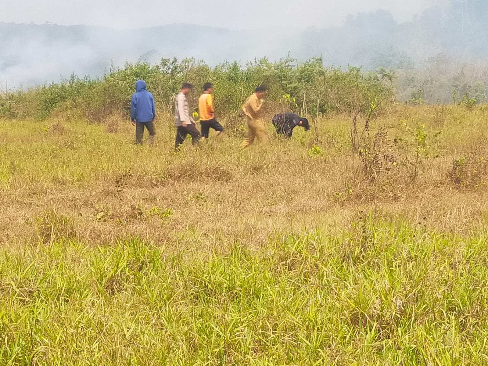 Personel Polsek Pengandonan Bersama Pihak Kecamatan dan Warga Cek Lahan Bekas Terbakar