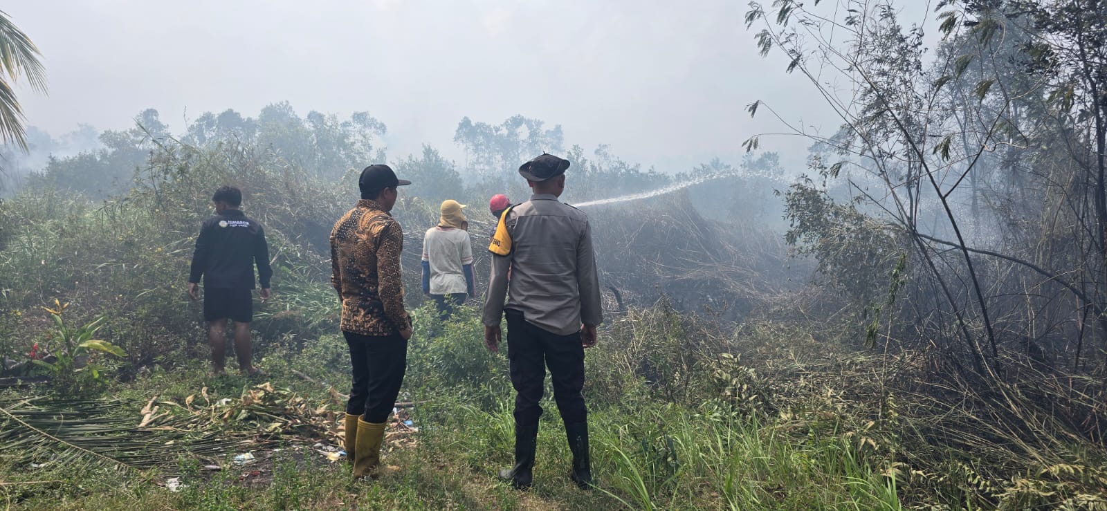 *Cegah Karhutla Meluas, Polsek Indralaya Ogan Ilir Bersama Tiga Pilar Lakukan Pemadaman dan Pendinginan*