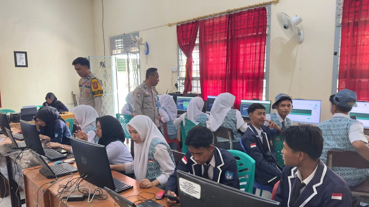 Polsek Belitang II Kenalkan Pemanfaatan AI kepada 25 Pelajar SMAN 1 Belitang II