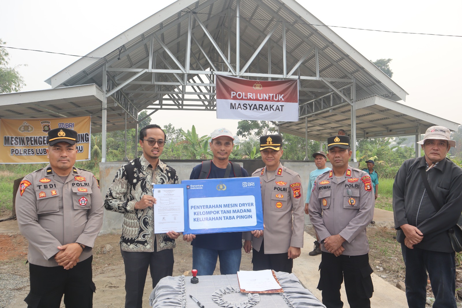Dukung Ketahanan Pangan, Kapolres Lubuk Linggau Bersama BRI Serahkan Mesin Pengering Jagung untuk Kelompok Tani Madani