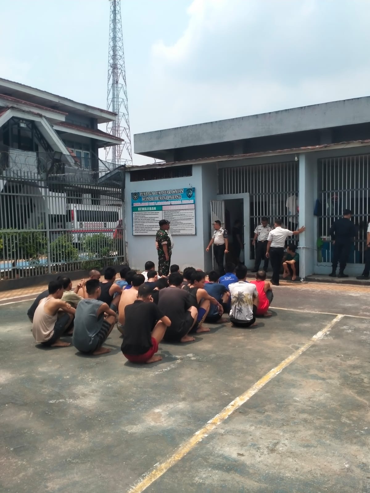 Sinergi TNI-Polri dan Lapas, Polsek Tebing Tinggi Ikut Razia Kamar Hunian Rutan Kelas IIB Empat Lawang